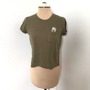 Women's Lucky Cat in Pocket Olive Graphic Tee size M